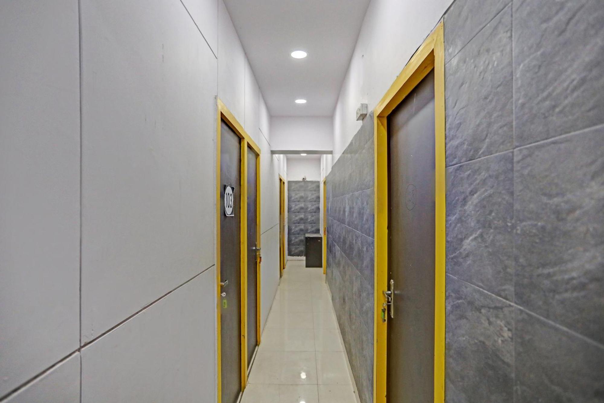 Hotel O North Campus Nuova Delhi Esterno foto
