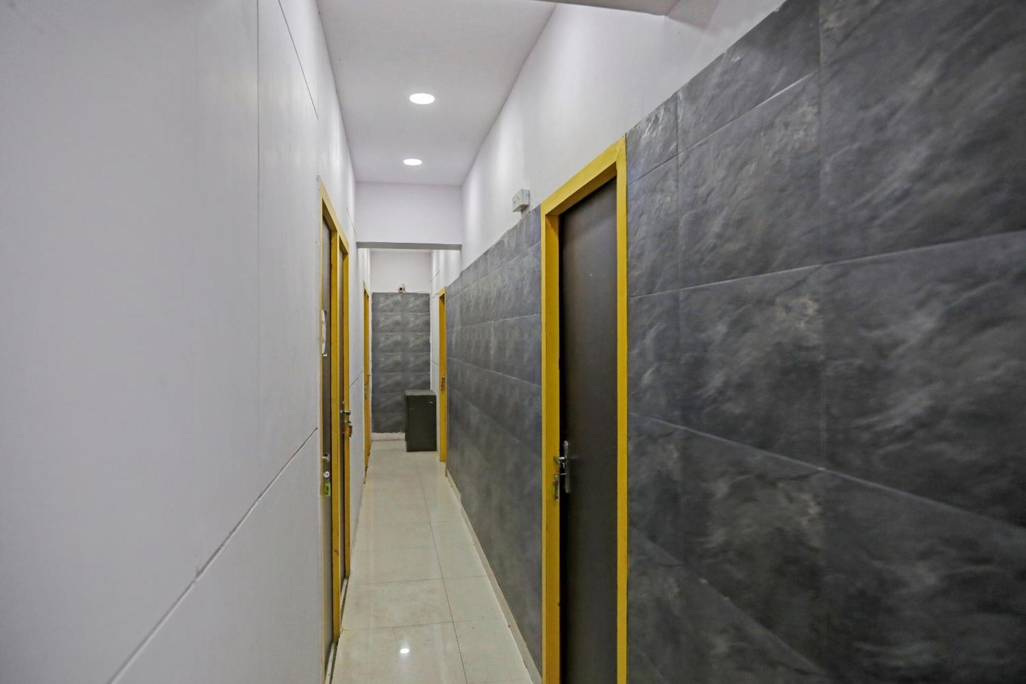 Hotel O North Campus Nuova Delhi Esterno foto