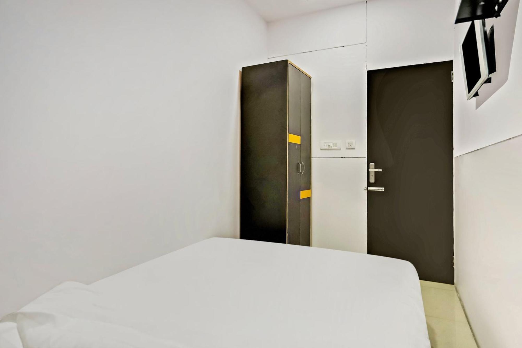 Hotel O North Campus Nuova Delhi Esterno foto