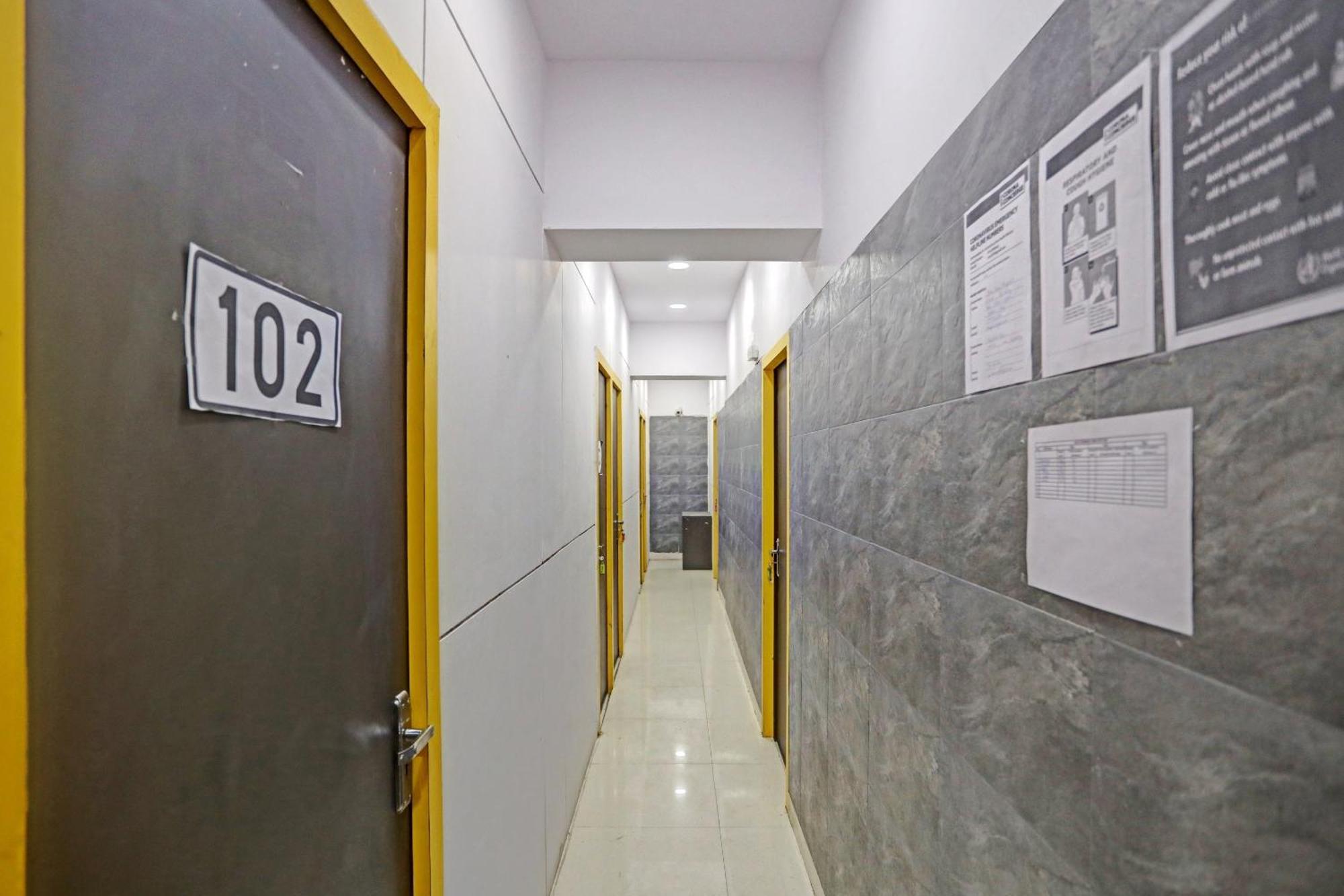 Hotel O North Campus Nuova Delhi Esterno foto